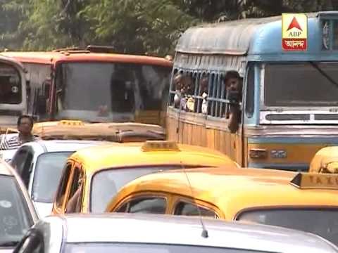 Congress supporters blocked road at Kolkata demanding CBI probe in Saradha scam