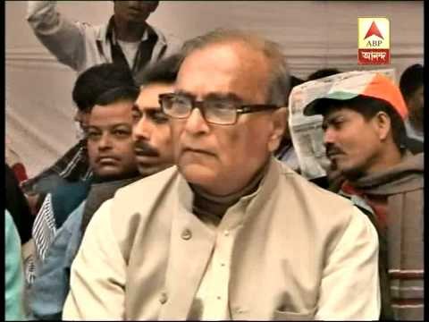 State Congress leaders on dharna demaning cbi probe into sardha scam.