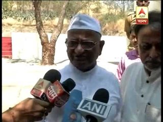 Mukul Roy meets with Anna Hazare at Ralegaon siddhi. Anna praises Mamata again
