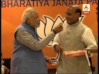 Rajnath Singh,Advani welcome Modi at BJP's parliamentary board meeting