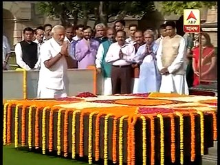 Modi reaches at Rajghat and pays tribute to Mahatma Gandhi