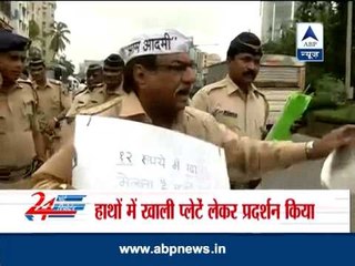 Workers of AAP protest against Congress in Mumbai