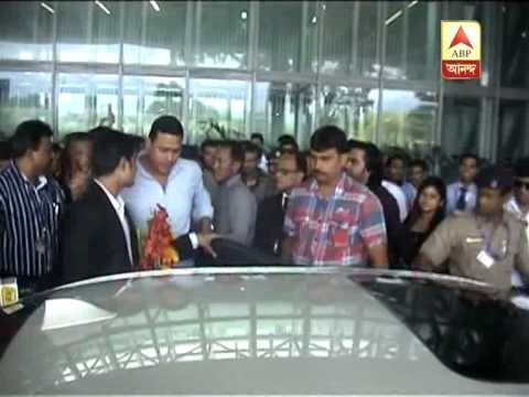 Shahrukh Khan arrives at Kolkata airport to join a function of city police