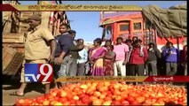Demonetisation - Tomato farmers dump produce on roads - TV9