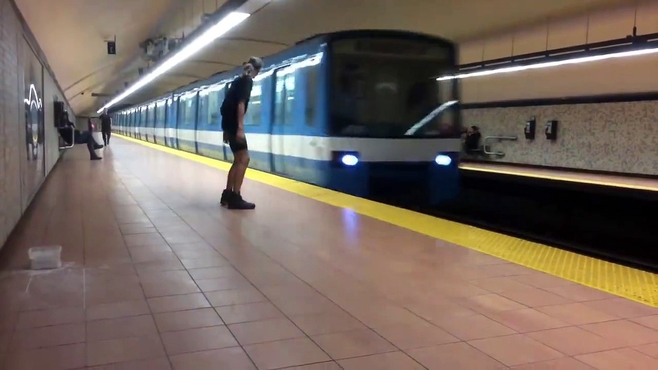 Il arrête et démarre le métro à mains nues.. LOL