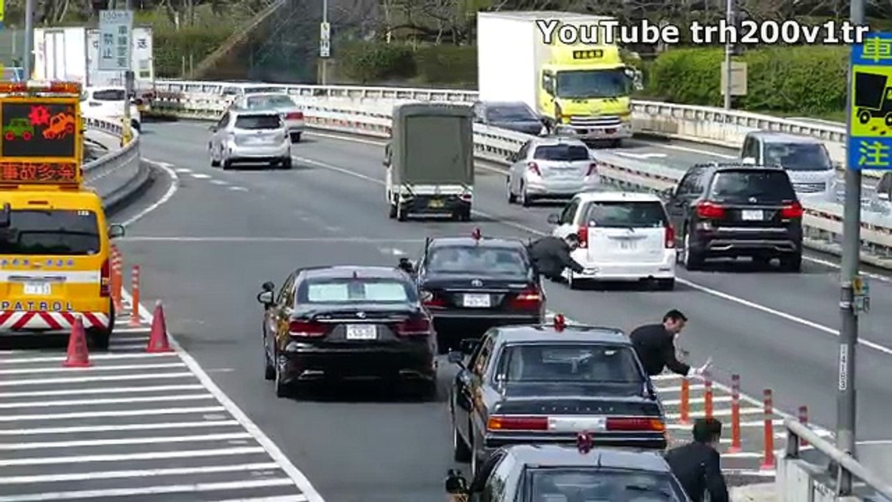 Insertion du premier ministre Japonais sur l'autoroute à la main !