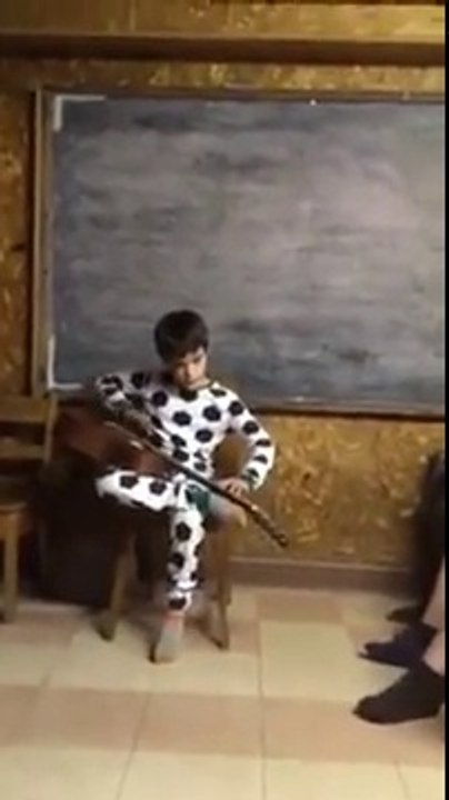 Ce gamin aveugle joue et chante du blues sur une guitare ! Quel talent