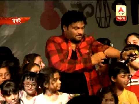 Singer-MP Babul Supriyo singing at a programme in mumbai.