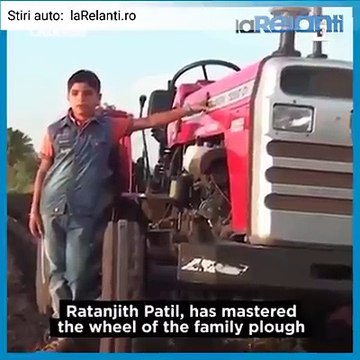 Uimitor ce poate face acest micut de 10 ani, cu acest tractor... lare