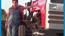 Uimitor ce poate face acest micut de 10 ani, cu acest tractor...  lare