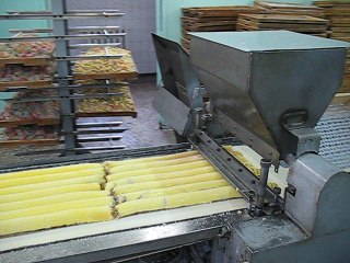 Видео работы машины гильотинной резки батонов (полубатонов) мармелада на корпуса конфет (дозатор + устройство посыпки)