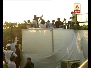 SRK waves kiss towards his fans on his birthday