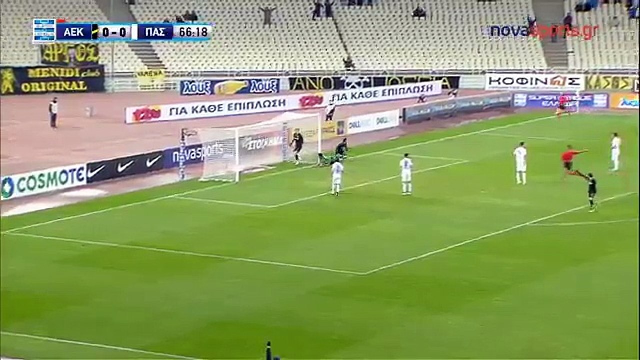 L’énorme boulette du gardien de l’AEK Athènes qui offre un but gag aux adversaires