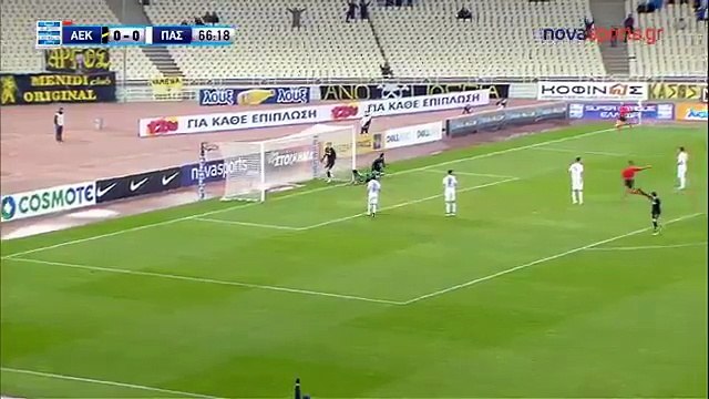L’énorme boulette du gardien de l’AEK Athènes qui offre un but gag aux adversaires