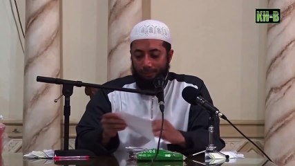 Bolehkah Kita Berpegangan Tangan atau Bermesraan dengan Istri Saat di Depan Umum