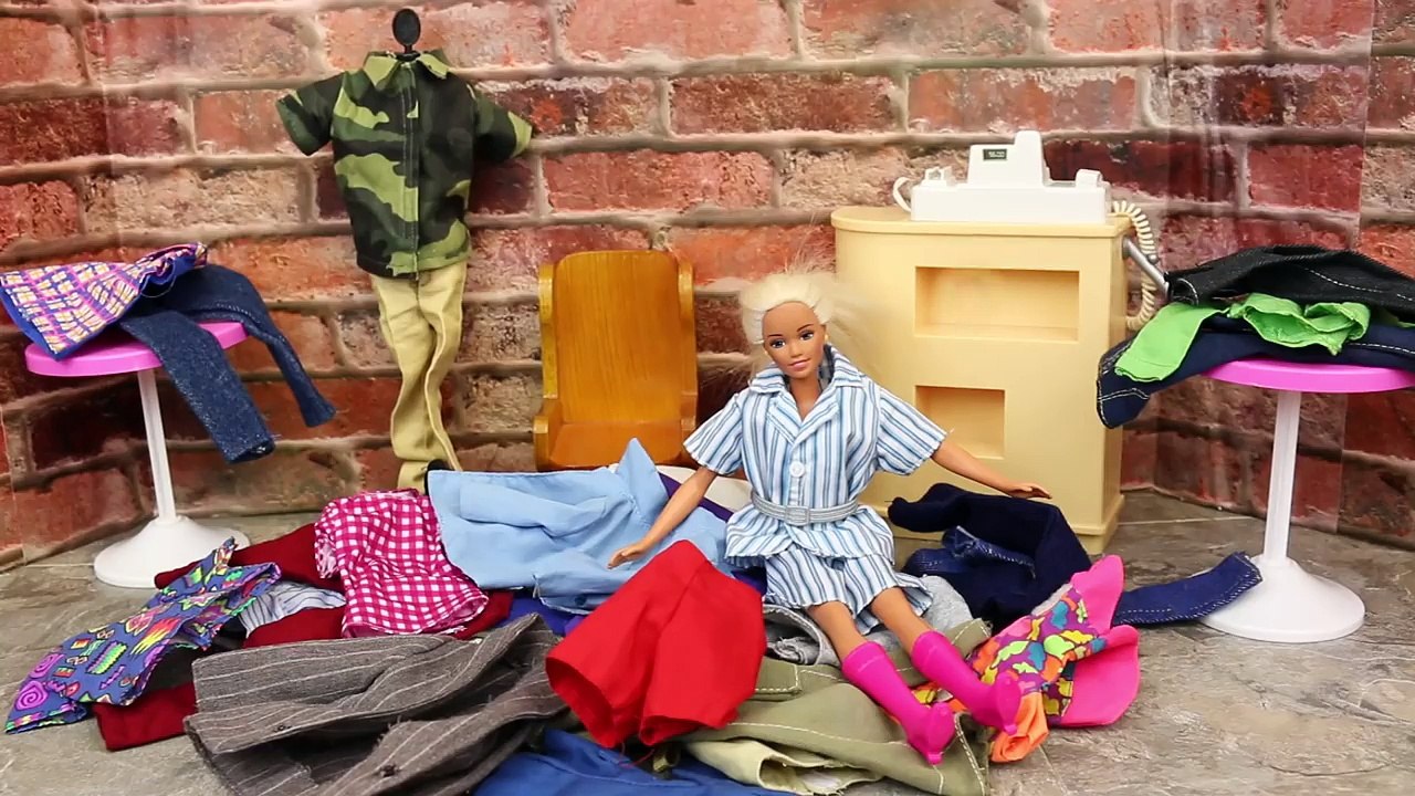 BARBIE GOES TO JAIL PART 2 ☻Disney Frozen Dolls, Disney Princesses & Mike The Merman DisneyCarToys