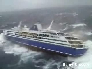 Mar em fúria tentando virar um cruzeiro