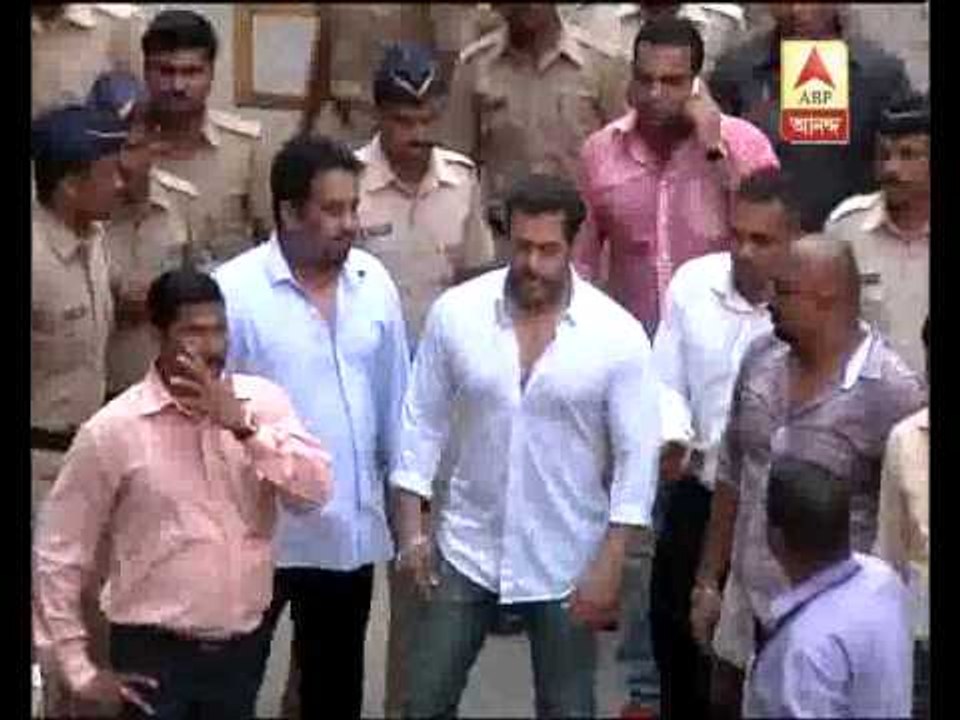 salman khan arrives at  session court  for bail bond formalities