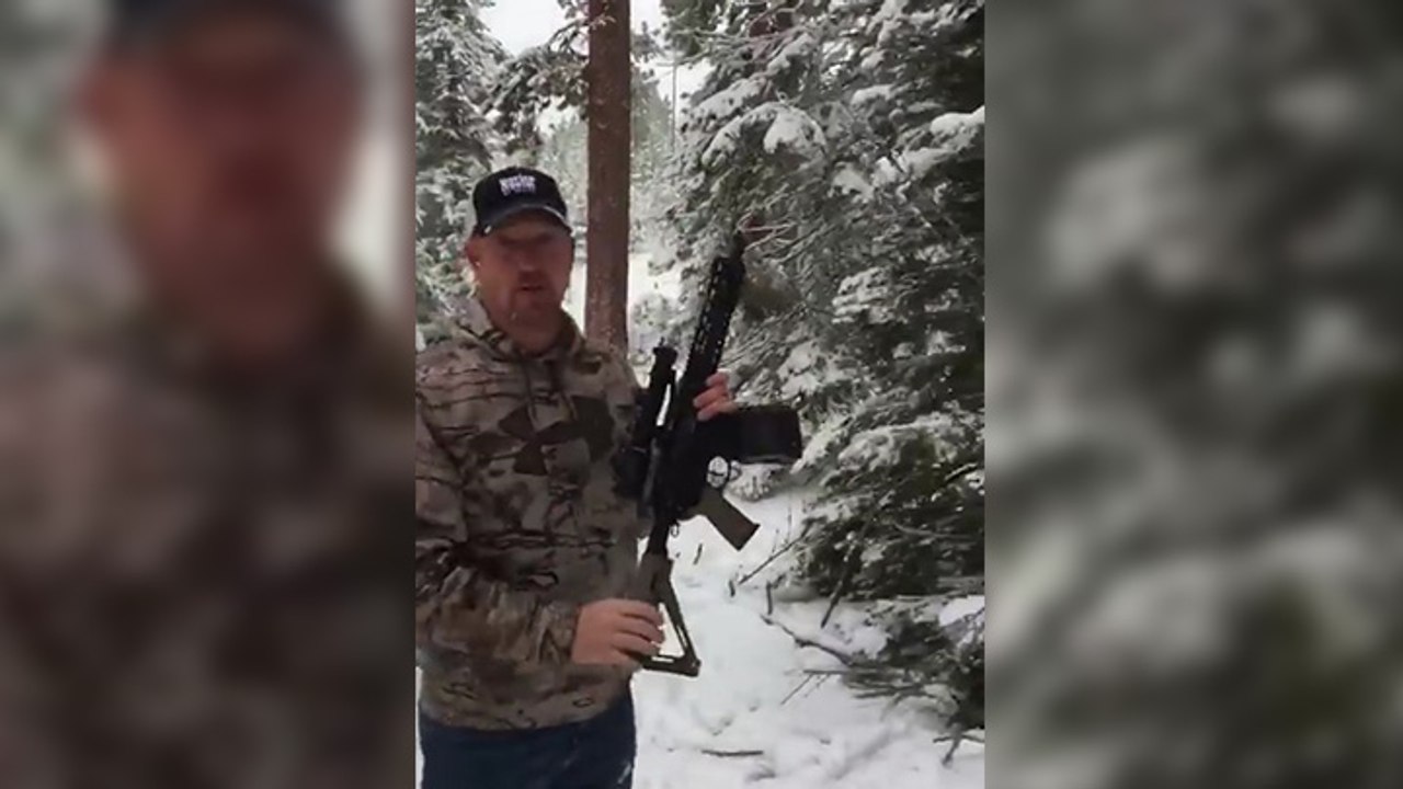 Il coupe son sapin de noël avec un fusil