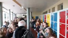 700 élèves font une haie d'honneur à leur professeur qui part à la retraite après 38 ans d'enseignement !