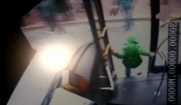 Seyir halindeki otobüsten atlayan çocuk ölümden döndü