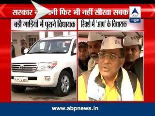 AAP MLA arrives Assembly in his special rickshaw