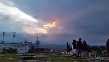Incredible light anomaly appears in the sky over São Thomé das Letras, Brazil.