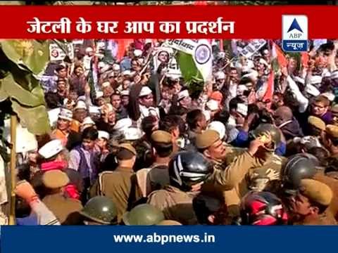AAP workers protest outside Arun Jaitley's residence
