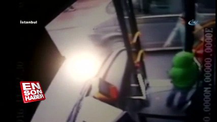 Ailesi otobüse binemedi: Çocuk açık kapıdan atladı | En Son Haber