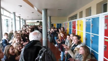 700 élèves font une magnifique haie d'honneur pour le départ à la retraite d'un professeur !