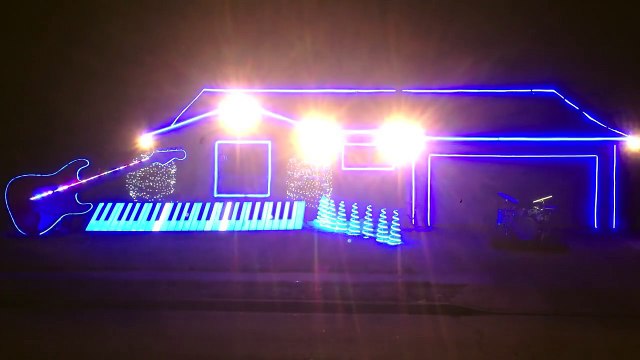 Cette maison est toute illuminée... Regardez bien ce qui se passe lorsque la musique se fait entendre!!!