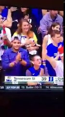 Une mère applaudit en tapant... sur la tête de son bébé !