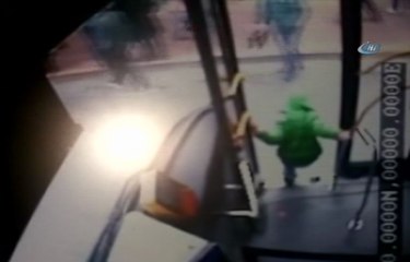 Ailesi otobüse binemedi, Çocuk açık kapıdan atladı