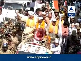 Varanasi: Ink thrown at Arvind Kejriwal during his road show
