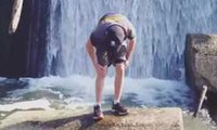 Un jeune homme tente un saut et tombe dans l'eau !