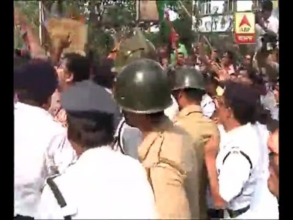 ABVP supporters while moving towards JU campus breaks the barricade made by Police