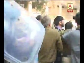 Police tries to save Kanhaiya from attackers at Patiala house court