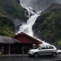 Une route bordée par plusieurs chutes d'eau en norvège - Låtefossen, Odda