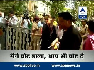 Sonam Kapoor casts vote in Mumbai
