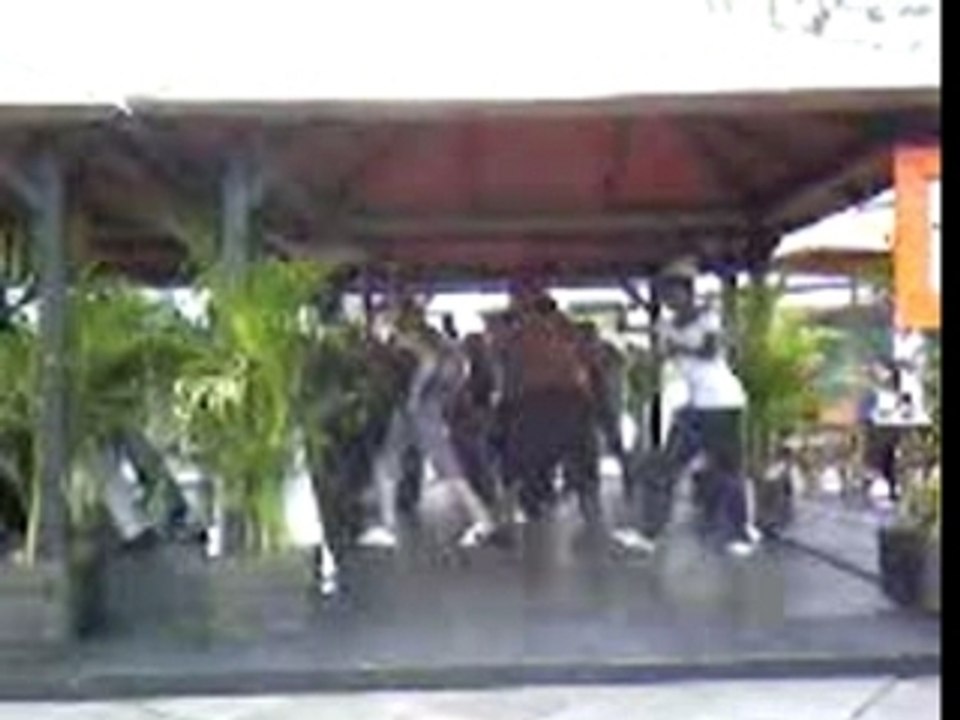 Cour de HipHop Newstyle à la terrasse du forum5