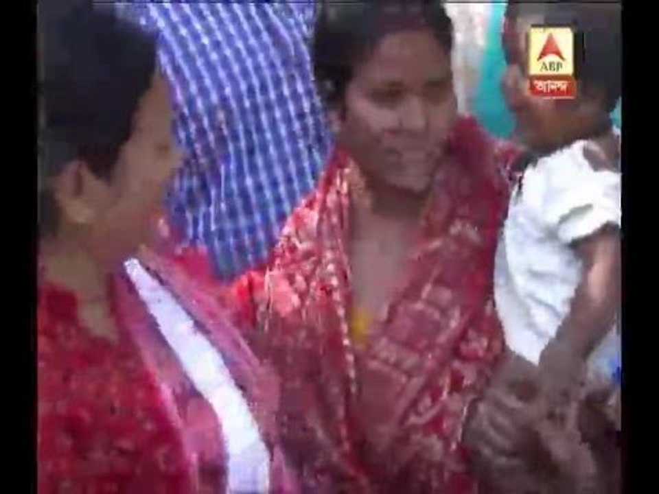 Cong-left alliance candidate on road, going to people