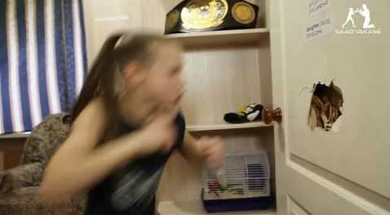 Une jeune boxeuse défonce la porte de sa chambre à coup de poing !