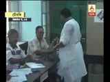 4rth phase poll in Bengal : congress candidate of Chowranghee Somen Mitra casts his vote