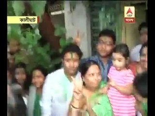 Mamata celebrates TMC's victory with family members at Kalighat