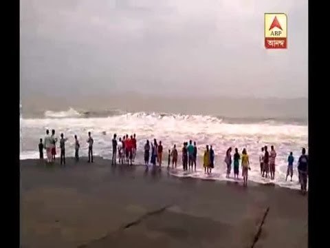 In spite of warning because of Roanu several tourists gathered at Digha sea beach