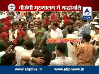 Rahul Gandhi pays respects to Gopinath Munde at BJP headquarters