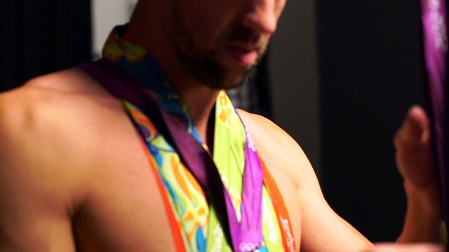 Michael Phelps pose avec toutes ses médailles