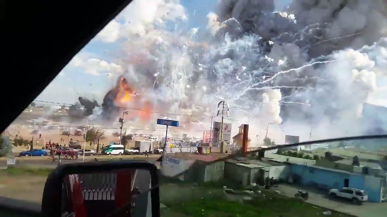 Enorme explosion dans un marché de feux d'artifice