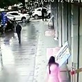 Un homme attaque une femme pour lui voler son sac et va se prendre une grosse raclée !!