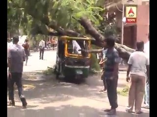 Auto accident at Ballygunge gardens, due to heavy rain and storm